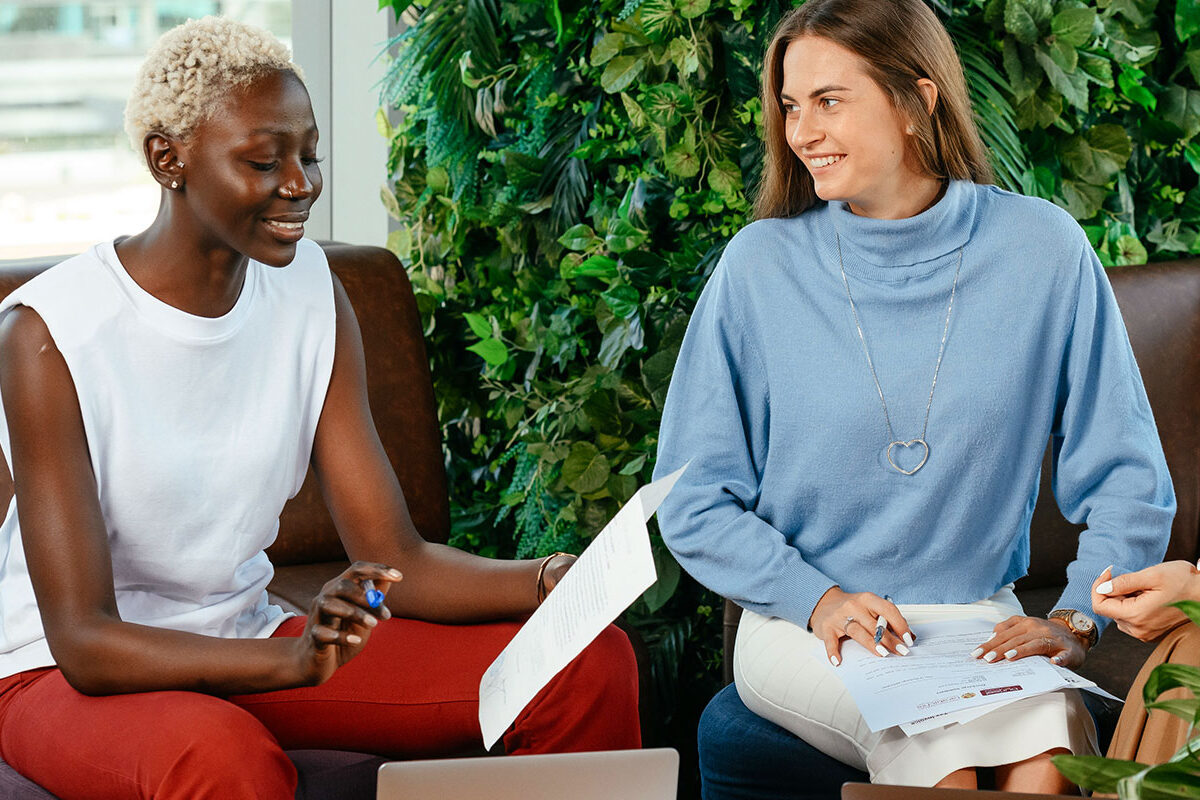 Women talking together hero-10